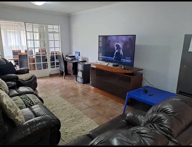 3 BEDROOM TOWNHOUSE FOR SALE IN CASTLEVIEW